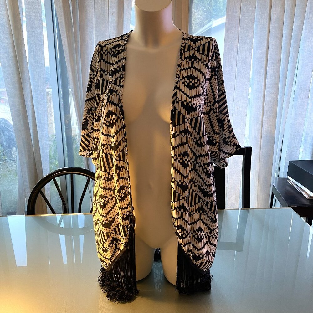 Romeo & Juliet Couture Patterned Shawl with Fringe Black and White Size Medium M